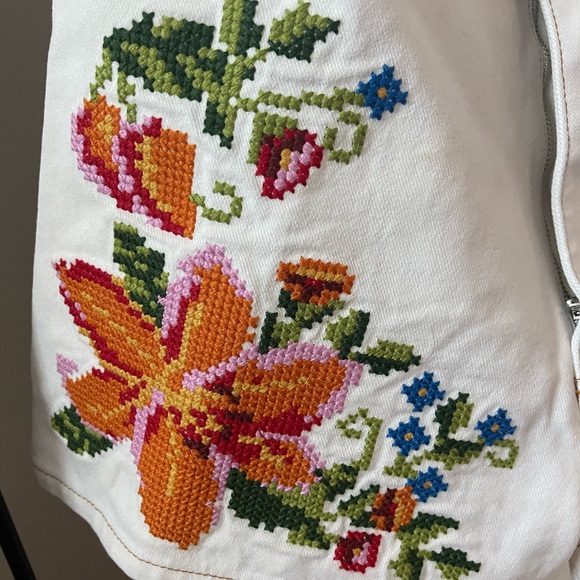 FARM Rio White Floral Embroidered Jean Shorts - Picture 3 of 5